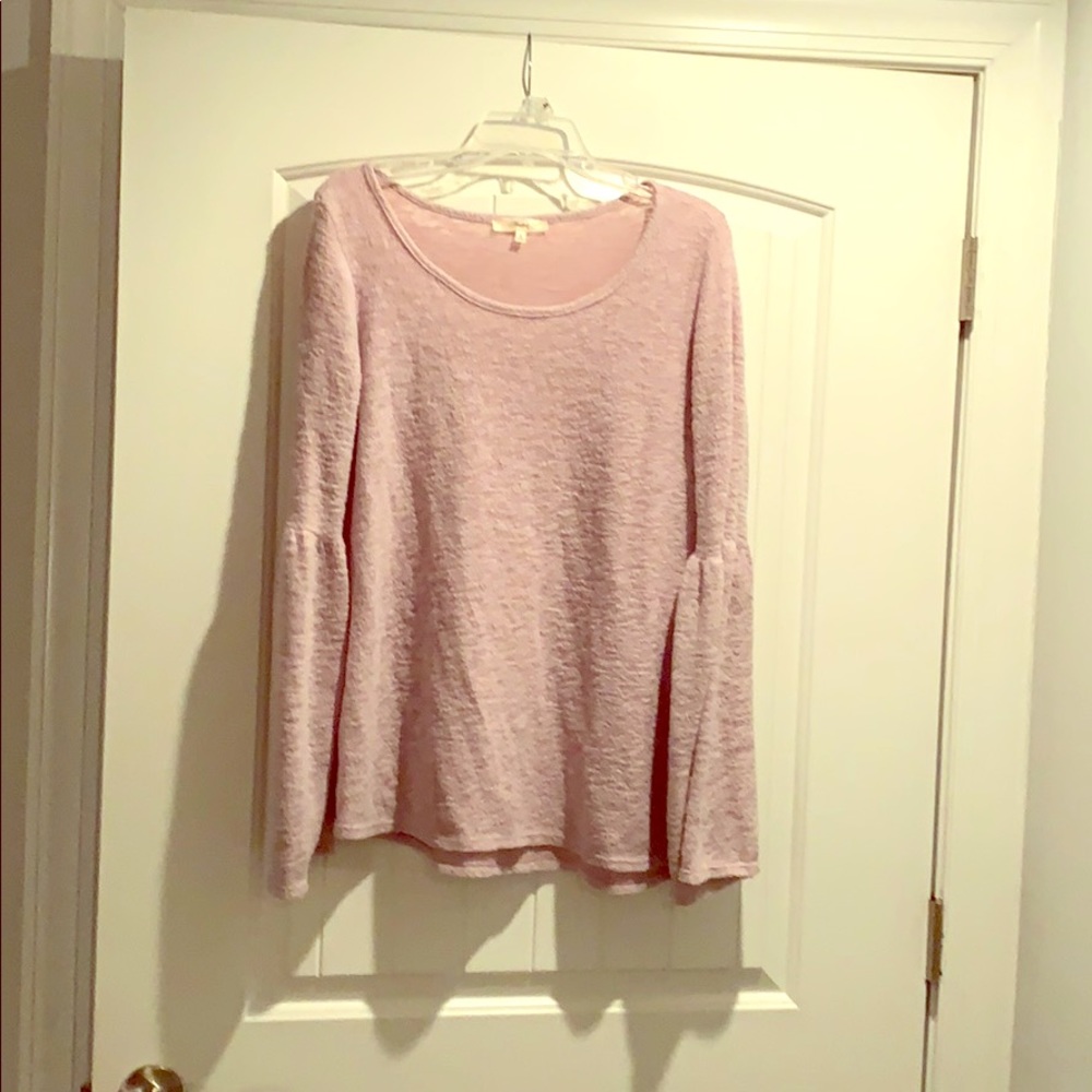 Flare sleeve thin sweater. Lilac color